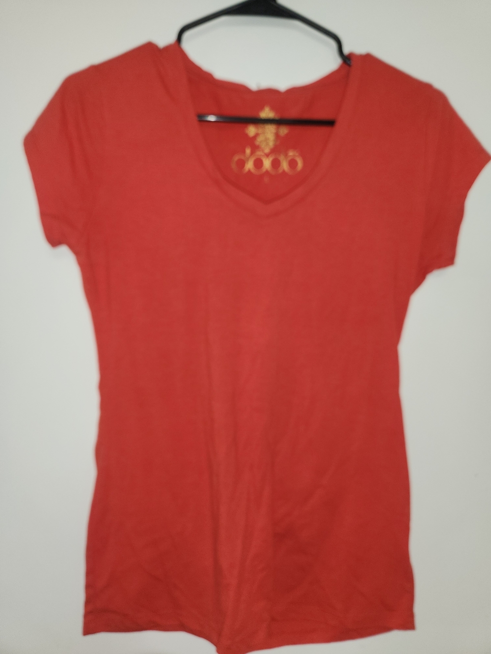 DODO Women's V-Neck Red Short Sleeve Tee